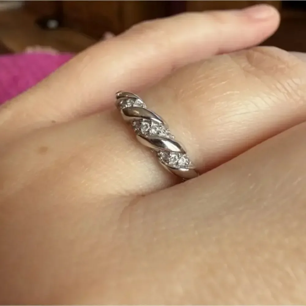 Elegant 925 sterling silver Twisted cubic zirconia ring sz 7